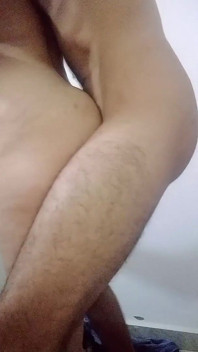 Seu meio-irmão entrou nela, nu debaixo da capa
