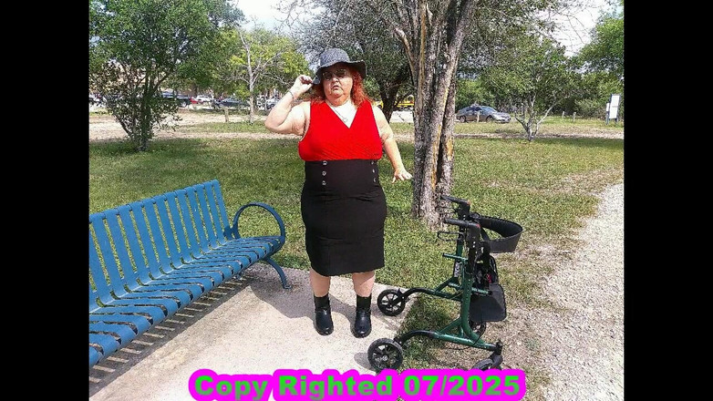 BBW nurse Vicki adventures with friends: सेक्सी नर्स Vicki पार्क में घूमती है और आपको चिढ़ाती है