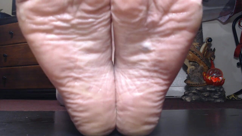 Abby Anna: Super closeup my wrinkled soles oiled