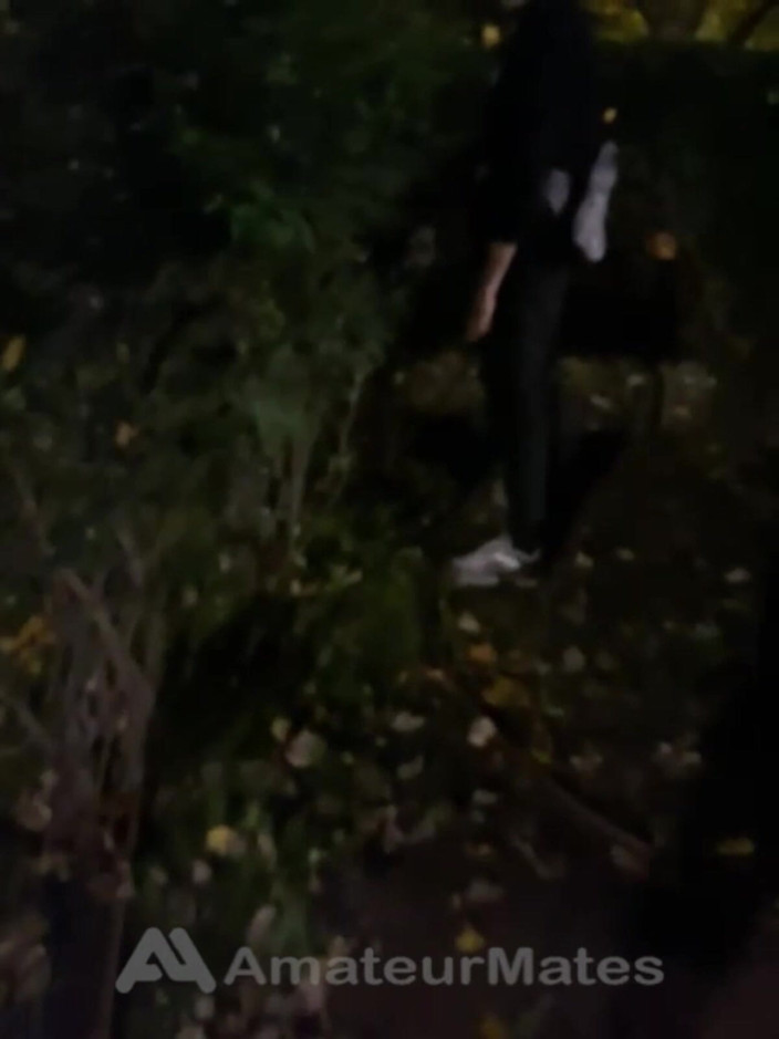 AmateurMates: Amateur Jongen Betrapt Op Plassen in Een Park En Werd...