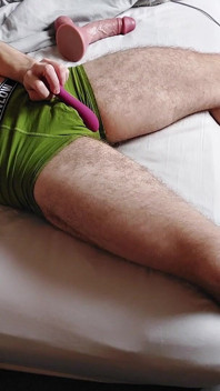 Ftm jongen neukt zijn harige poesje met een enorme dildo en spuit over het hele bed