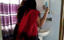 Aria Mia: Pákistánská sexy tetička stojí před zrcadlem a vlasy kombinované Pak...