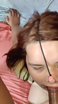 Această fată frumoasă dolofană adoră să folosească sperma mea ca o cremă de styling