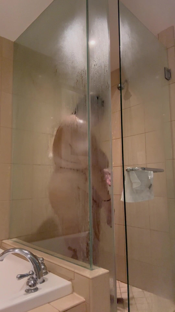 SofieeSoles: Une BBW se fait mouiller sous la douche