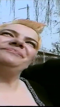 Une grosse MILF à 3 trous dégoûtante