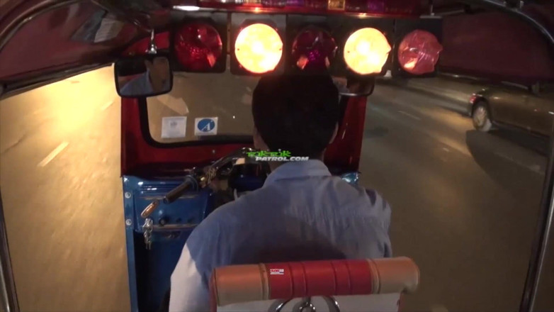 Trike Patrol - Tuk Tuk Patrol: Taylandlı tatlı kız bacaklarını geniş açıyor