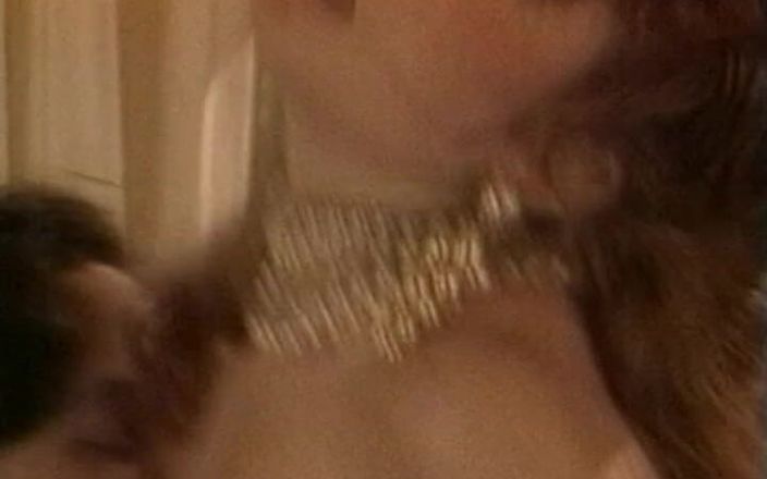 Vintage Lust: Une pute sexy se fait baiser par son voisin n° 1