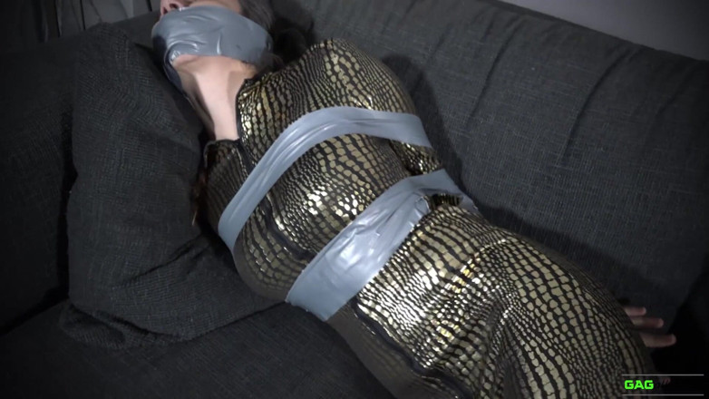 Gag Attack: Julia - catsuit tejp bondage