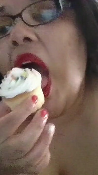 Tlustá děvka jí cupcake nahoře bez!
