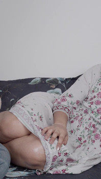 Sexy Bhabhi Devar flirtuje s těsným zadkem tvrdé šukání při protahování