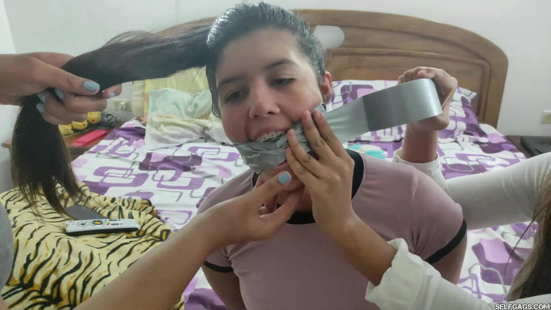 Selfgags Latina Bondage: ¡Mary quiere ser atada y amordazada masivamente!