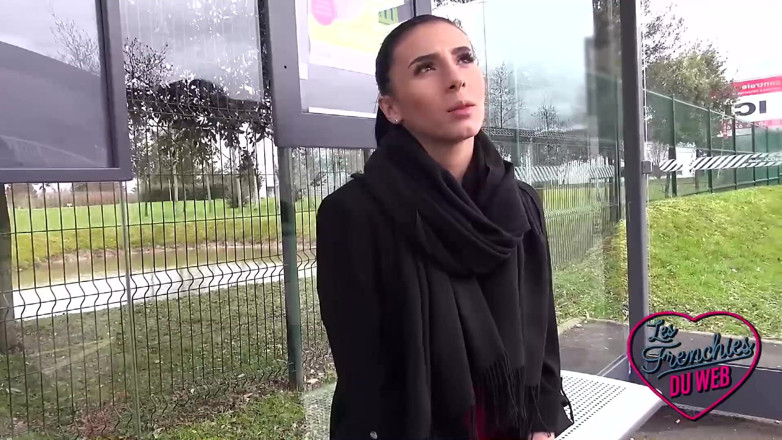 The Frenchies of the web: Nelly, gösteriş yapan ve otobüste sikilen yaramaz bir esmer