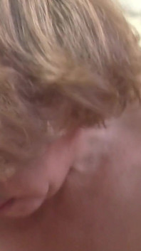 成熟した熟女は若く感じ、ドイツのアマチュアで彼女の恋人と彼女の猫で狂ったように楽しんでいます