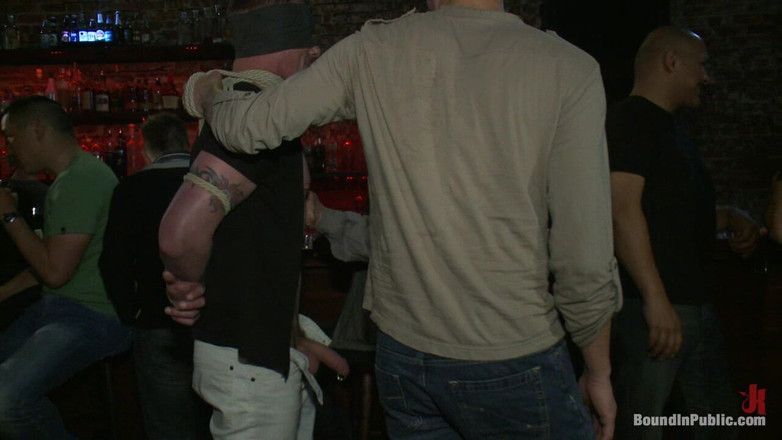 Bound in public: Der kriechen der scham