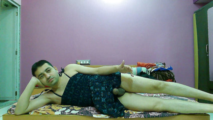 Cute & Nude Crossdresser: Si banci seksi crossdresser femboy Sweet Lollipop dengan gaun panjang.