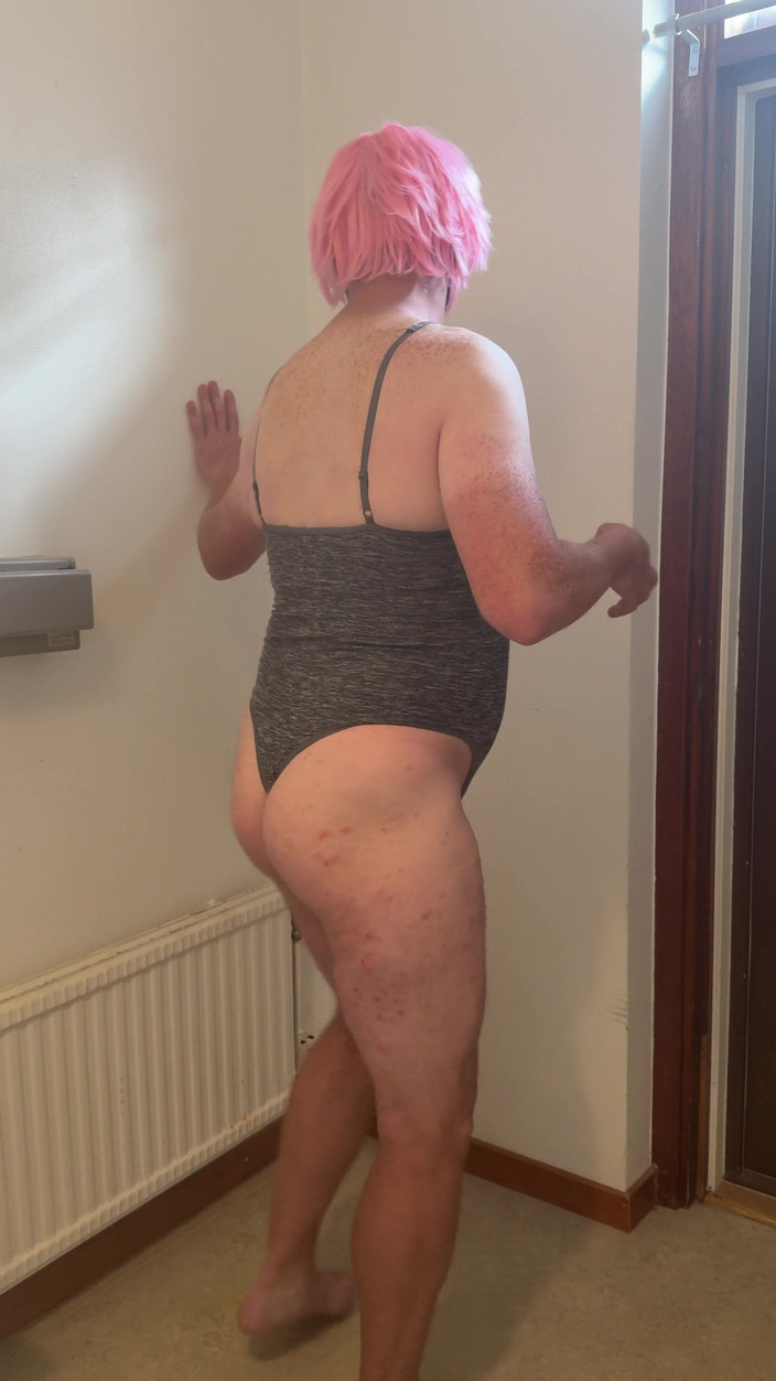 Julia Trans: La puta de cabello rosa se masturba y se corre...