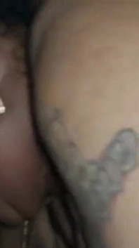 Succhiare un grosso cazzo nero mentre mi sditalina la figa grassa bagnata