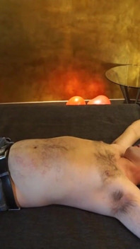 Une Bombasse Séduisante En Lingerie Dorée Domine Un Étalon Chauve Sur Un Canapé