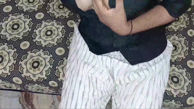 Apple Porn: Bela empregada indiana fodendo pela primeira vez