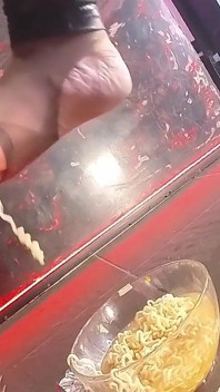 Köle için akşam yemeği: altın nektar ve kirli ayak peelingi ile sırılsıklam hızlı erişteler