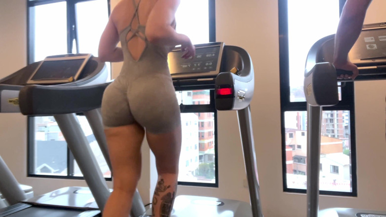Secret Latina: Spor salonunda: büyük götlü fitness kızı koşu bandında koşuyor