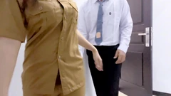 Guru Mengajari Siswa Pelajaran Biologi dengan Praktek