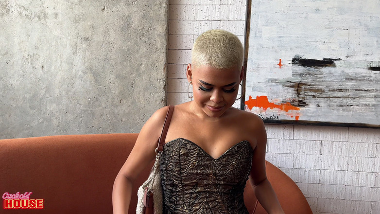 CuckoldHouse: Tato 20letá dívka miluje sex! a její zahýbající přítel rád sleduje...