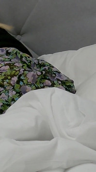 Sem calcinha, sem sutiã, pau provocando com bolas Jogar para uma punheta lenta para Edge e cavalgar para ter o máximo que for possível