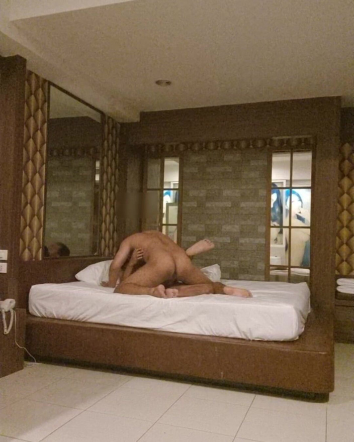 Cum: lagabhag pakra jab uski patni ne uske mobail phon par...