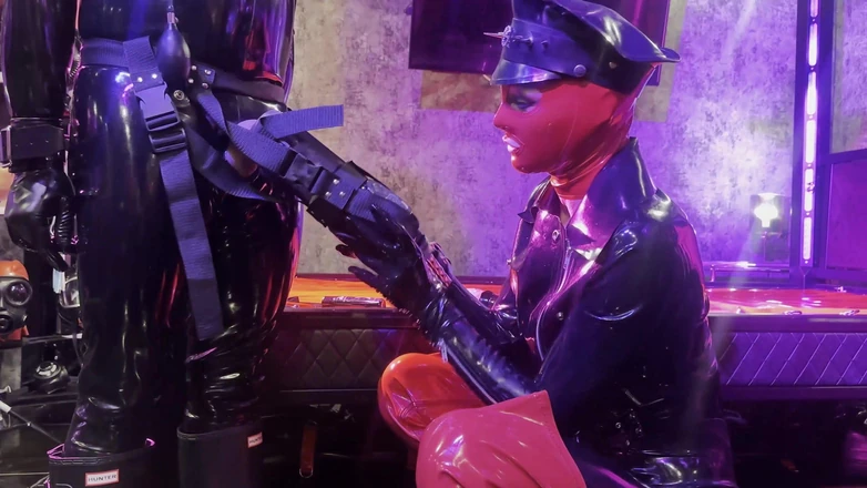 Rubber pervs: Perv di menara vakum dengan Ava Fetishart berkongkek getah - bahagian 2