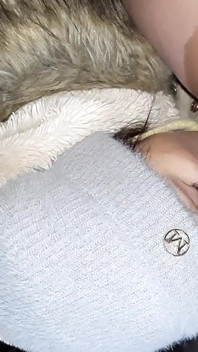Mój sąsiad liże moją cipkę w opuszczonej stodole tak, że nikt nie wie, że jesteśmy lesbijkami