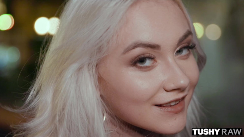 Tushyraw: TUSHYRAW - une jolie blonde se fait étirer son petit cul parfait