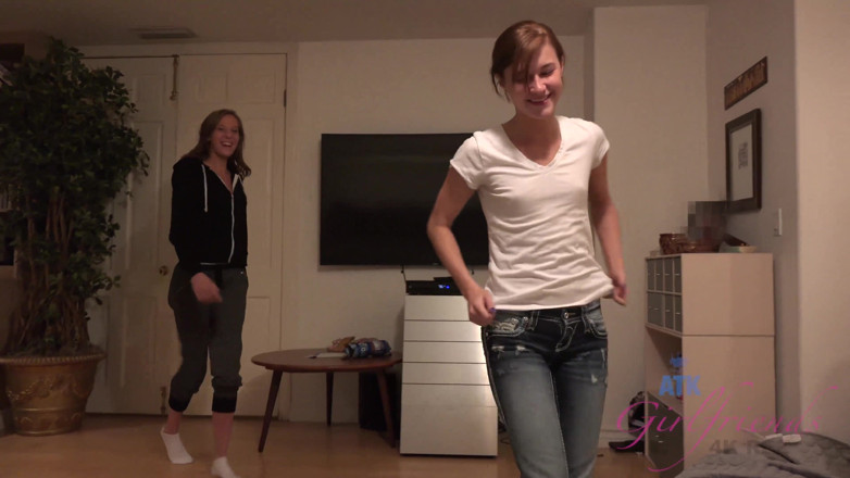 ATK Fans (Girlfriends): Virtuele vakantie - kijk hoe deze twee meisjes om beurten op...