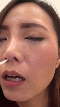 Osservazione del naso: starnutendo e gocciolando nasale con Koyuki Amano