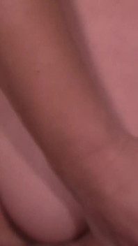 Sexy amputierte MILF Ariella wichst einen großen schwanz