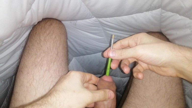 AlexDeSad: Me meto los cepillos en el pene. Estiramiento uretral