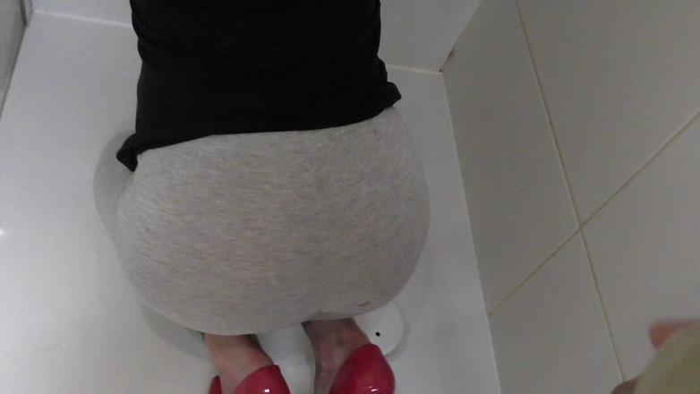 Aqua Pola: Er pinkelt in leggings und füßen auf meinen arsch