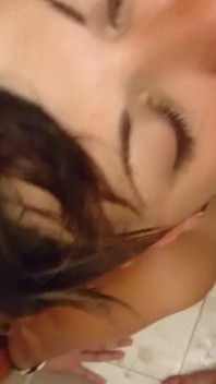 Pisse dans sa bouche dans la salle de bain