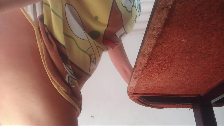 Lobicam: 我用一个瓶子自慰。我很着迷看。