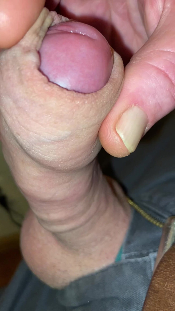 Foreskinguy: Riesiger unbeschnittener rosa schwanz auf dem kopf abspritzen