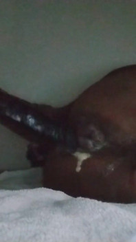 Ser fodida no meu cu por um grande consolo preto do tamanho de um vibrador até eu gozar e creme uma e outra vez