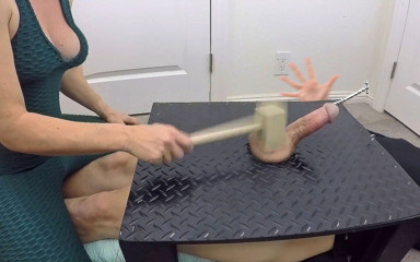 MilkingMomXH: Madrastra cuidadosamente azota esperma en bolas para una corrida gruesa
