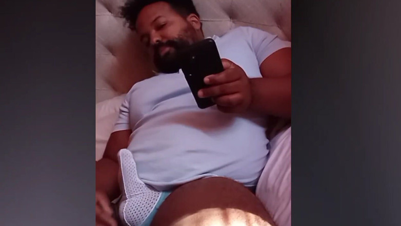 Eddie Venezuela: 자지를 가지고 노는 새아빠 곰