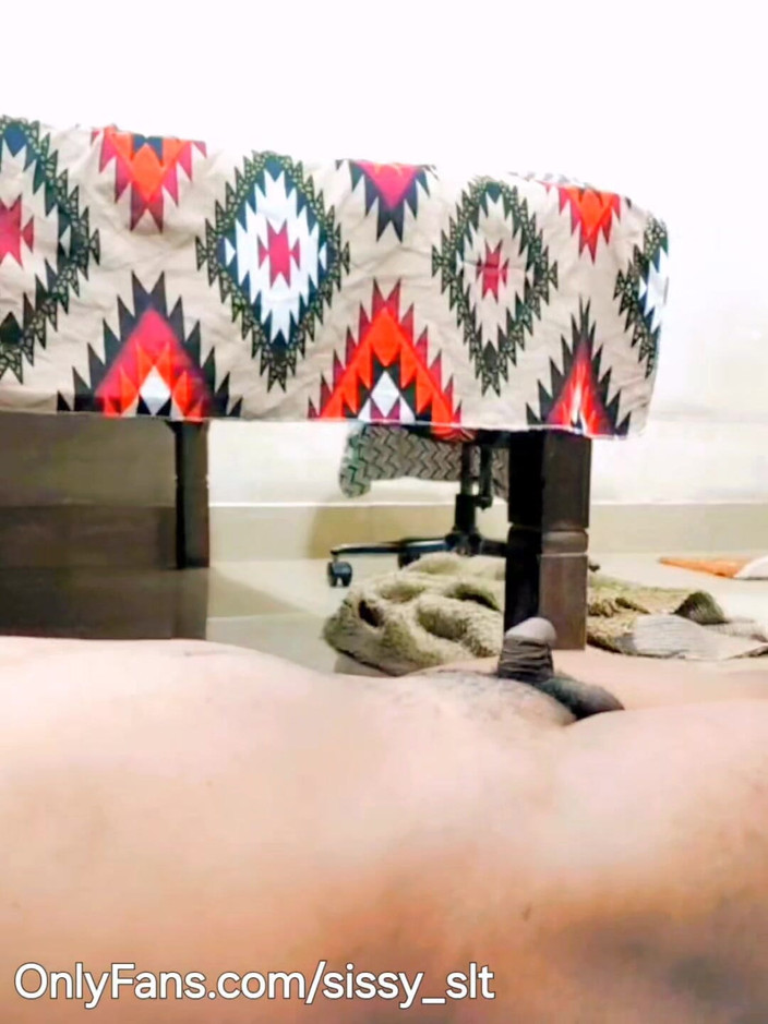 Sissy Bisexual: La polla más pequeña jamás mariquita muestra su talento en...