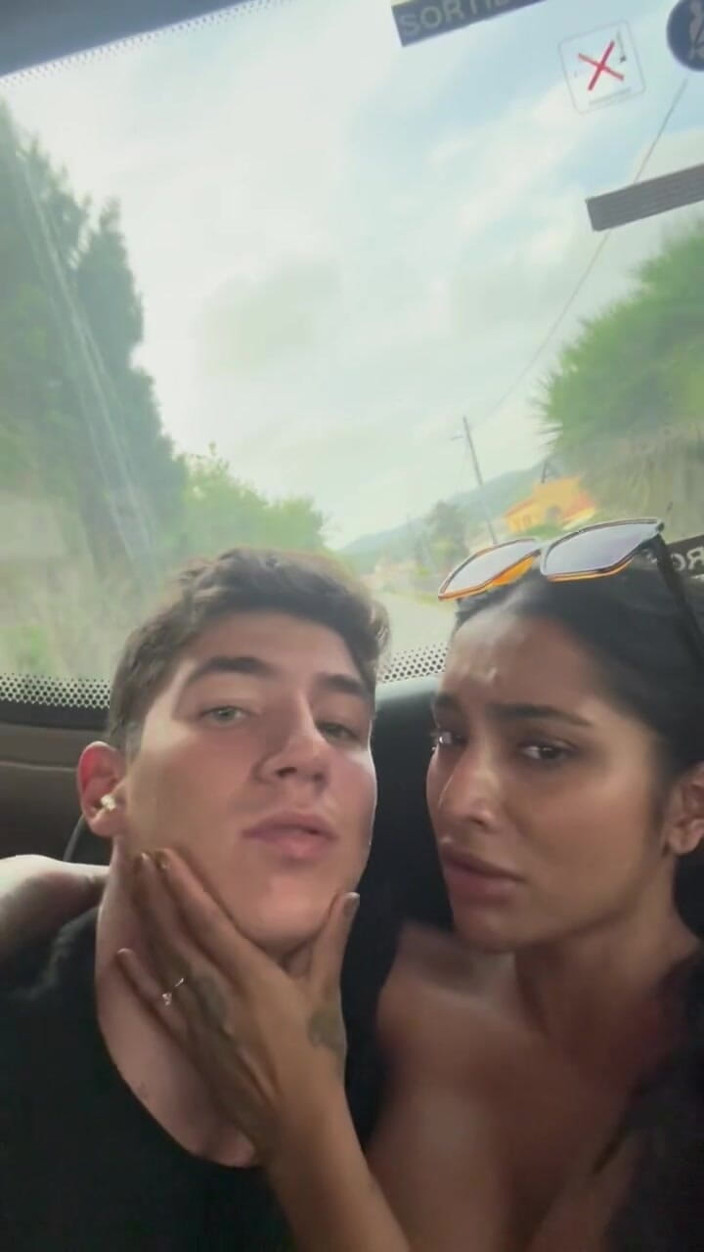 Yasmina and Brady: Ma femme me fait une fellation incroyable dans le bus -...