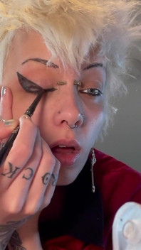 Fată gotică Glitterqueen1999 te ignoră în timp ce își aplică machiajul, ruj negru, fetiș cu ruj ignorare fetiș, umilință