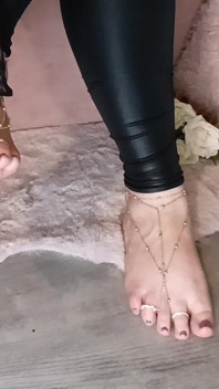 Permainan kaki sensual, lace hitam dan perhiasan emas