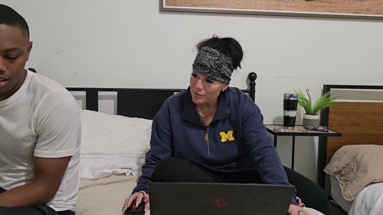Cory Strokes: Hollee Huntress utilise le « joystick » de Cory Strokes