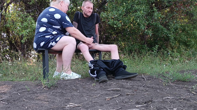Zona901: Um vizinho em um parque masturba meu pau até eu...