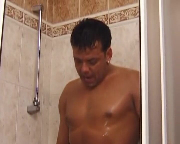 German's Old Chicks: お尻を舐めるドイツの熟女掃除婦がシャワーを浴びて顔を出しました